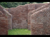 00562 ostia - regio v - insula xii - horrea (v,xii,2) - taberna vi - detail - bli durch den zweiten in den dritten  raum - 2016.jpg